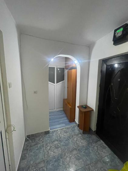 Apartament cu 3 camere semidecomandat în Ostroveni