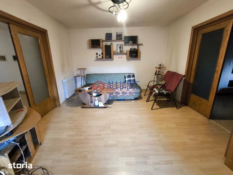 Casă cu 5 camere semidecomandat cu Teren 295 Mp în ICIL