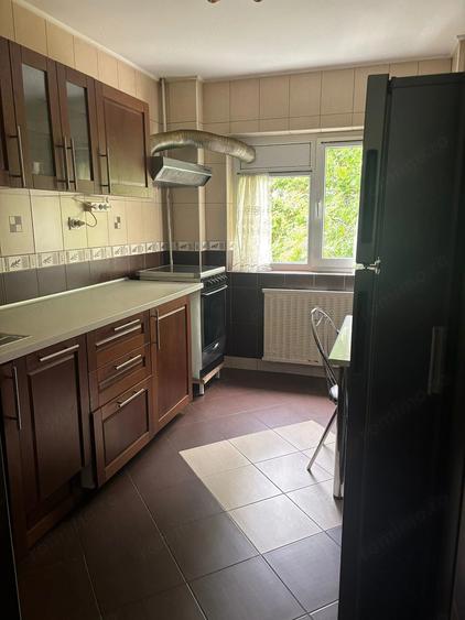 Apartament cu 4 camere semidecomandat în Tineretului