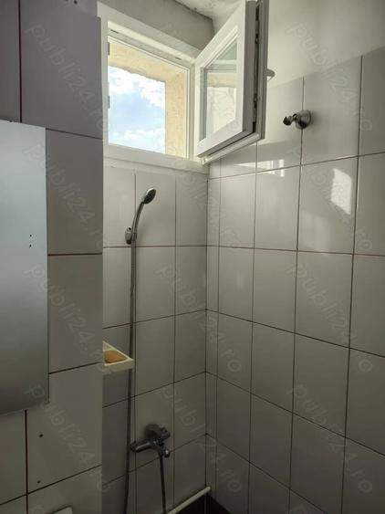 Apartament cu 3 camere semidecomandat în Berceni
