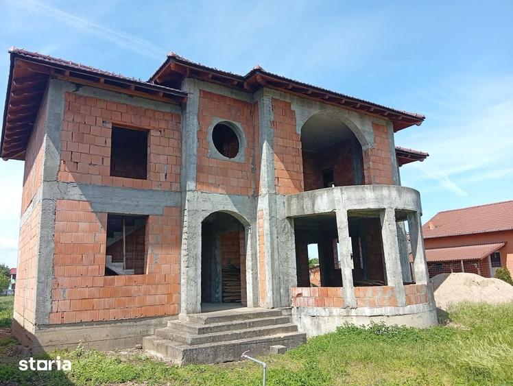 Casă cu 5 camere cu Teren 1660 Mp în Semlac