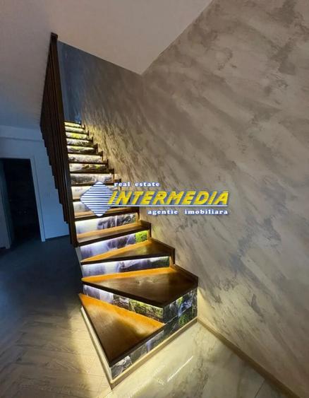 Duplex cu 4 camere cu Canalizare în Central