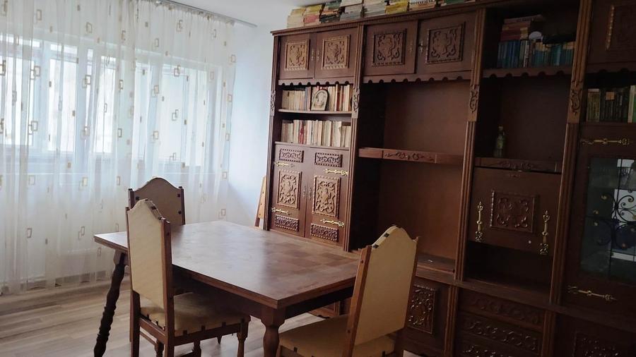 Apartament cu 3 camere semidecomandat în Unirii Nord