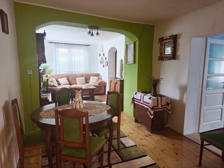 Casă cu 4 camere semidecomandat în Bârzești