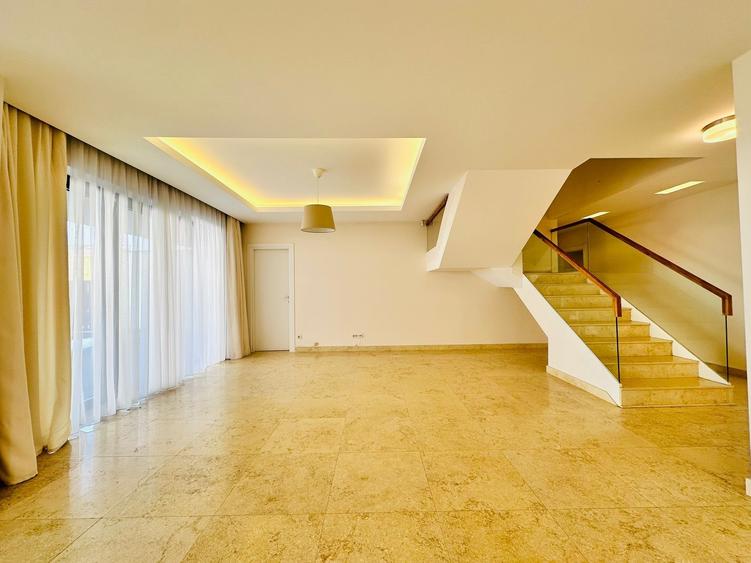 Duplex cu 11 camere cu Canalizare în Central