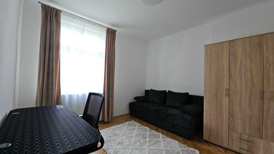 Apartament cu 3 camere decomandat în Central