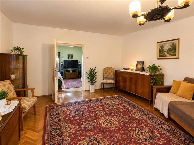 Casă individuală cu 4 camere cu Garaj în Exterior Est