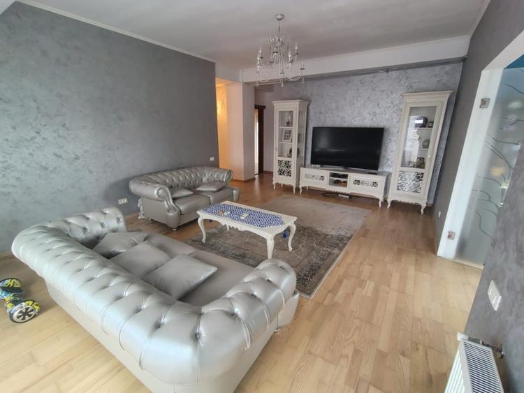 Apartament cu 3 camere semidecomandat, mobilat în Central