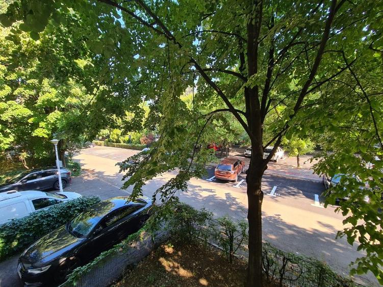 Apartament cu 4 camere decomandat în Vitan