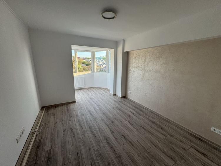 Apartament cu 4 camere decomandat în Tudor
