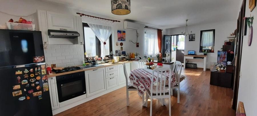 Casă cu 2 camere cu Teren 795 Mp în Regie