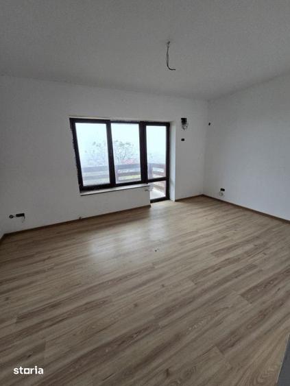 Casă cu 8 camere cu Teren 961 Mp în Hemeiuș