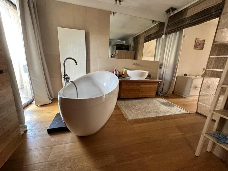 Casă individuală cu 5 camere cu Canalizare în Central