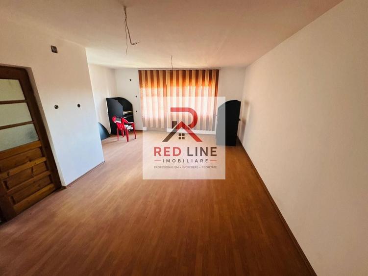 Casă individuală cu 8 camere cu Canalizare în Est