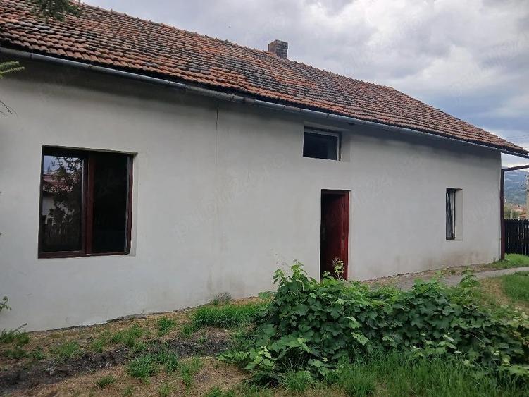 Casă cu 3 camere cu Teren 400 Mp în Central