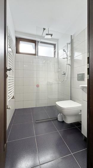 Casă individuală cu 9 camere cu Canalizare în Satulung