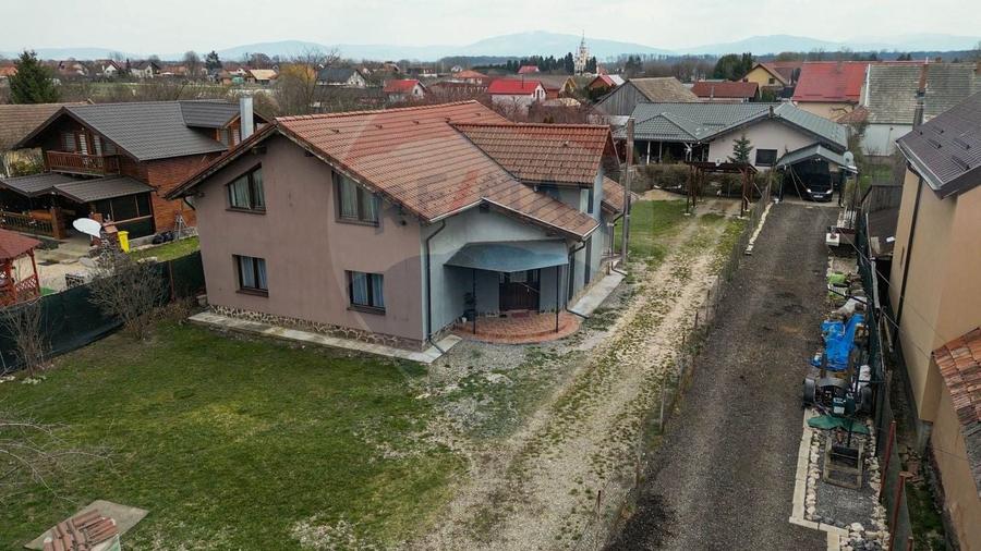 Casă cu 4 camere cu Teren 1000 Mp în Podu Oltului