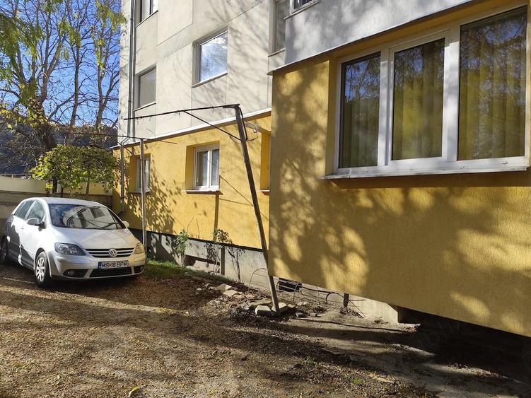 Apartament cu 4 camere decomandat în Central