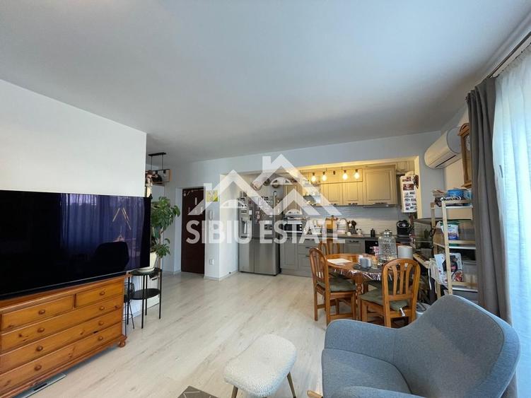 Apartament cu 3 camere semidecomandat, mobilat în Turnișor