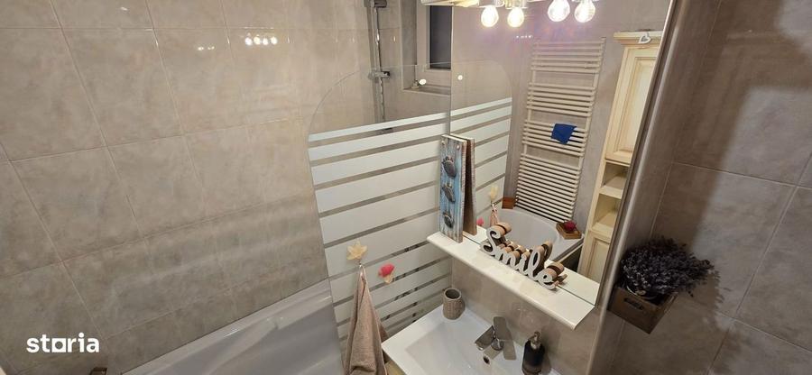 Apartament cu 3 camere decomandat în Astra