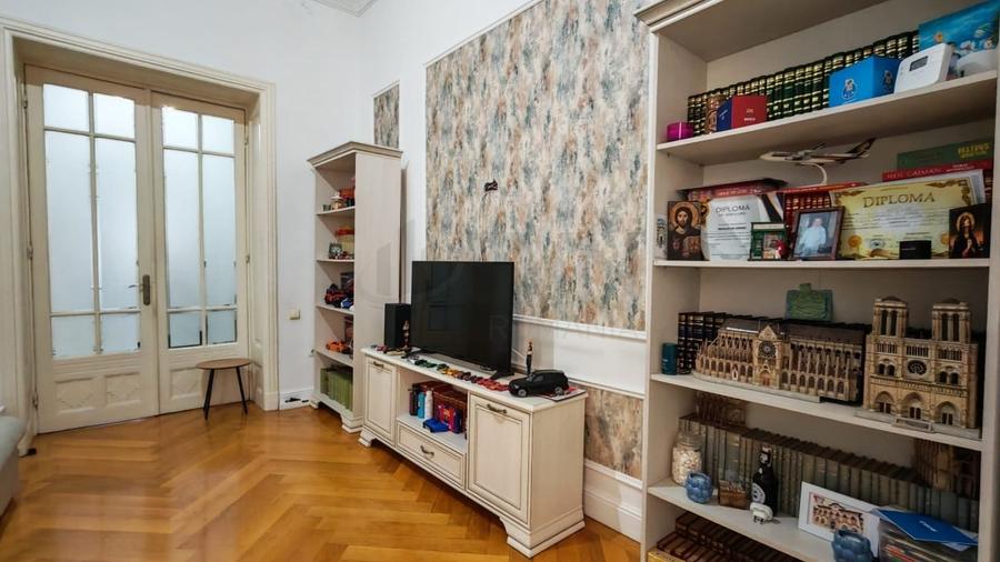 Apartament cu 4 camere semidecomandat, mobilat în Dacia