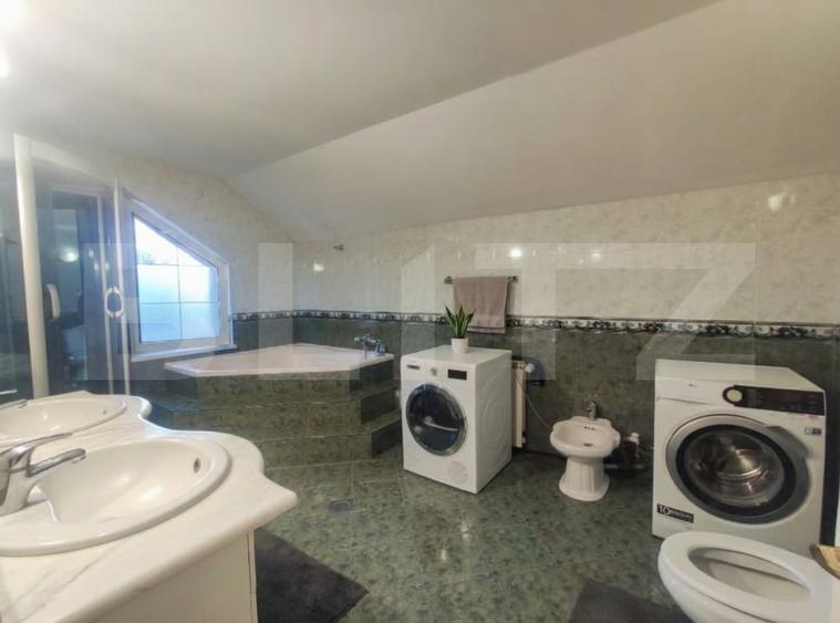 Casă individuală cu 8 camere cu Canalizare în Titulescu