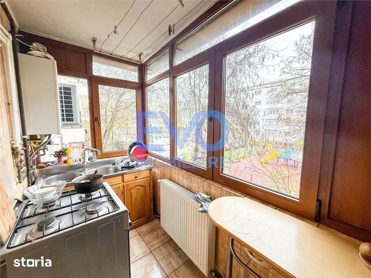 Apartament cu 3 camere decomandat în Nicolina