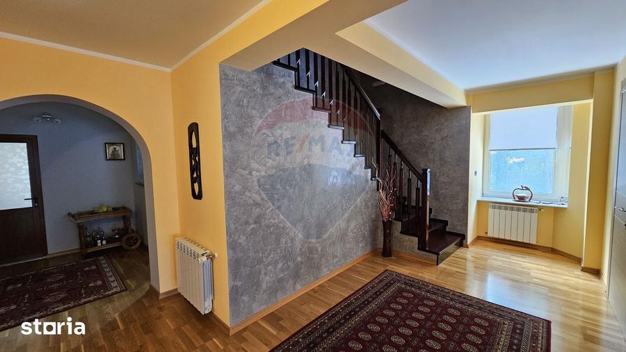 Casă cu 8 camere cu Teren 811 Mp în Obcini