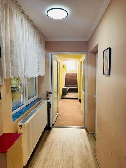 Casă individuală cu 7 camere cu Canalizare în Sărsig
