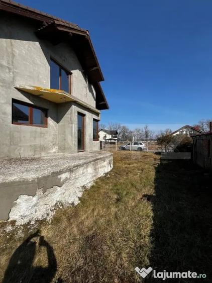 Casă cu 6 camere cu Teren 400 Mp în Beclean