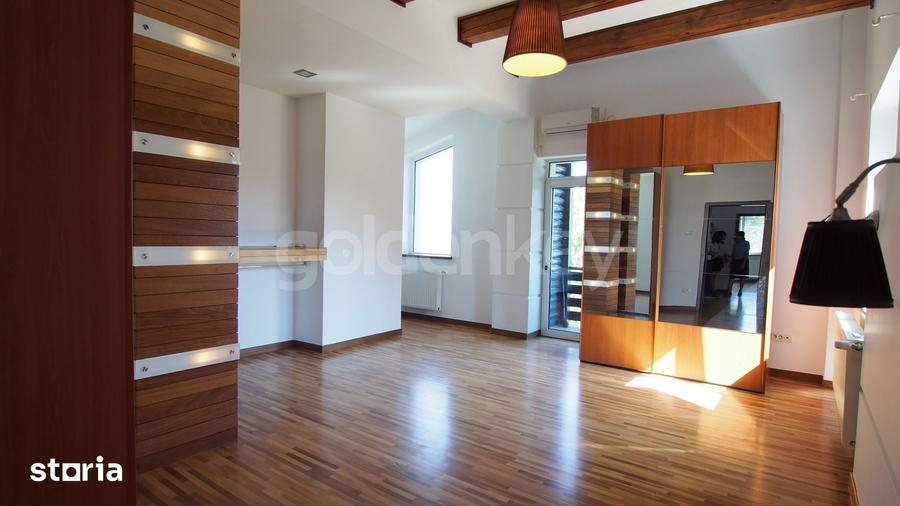 Casă cu 8 camere cu Teren 1000 Mp în Central