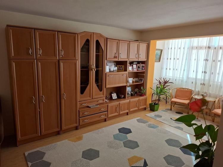 Apartament cu 3 camere decomandat în Tomis Nord