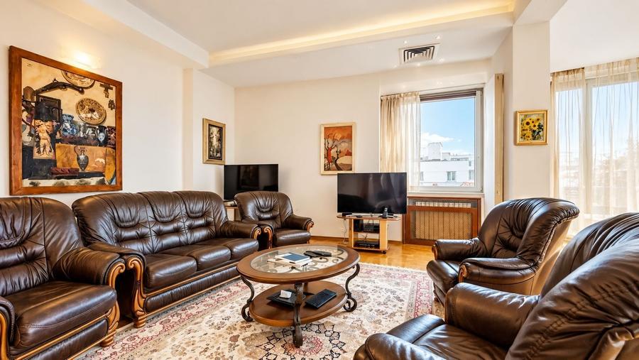 Apartament cu 3 camere decomandat, mobilat în Primăverii