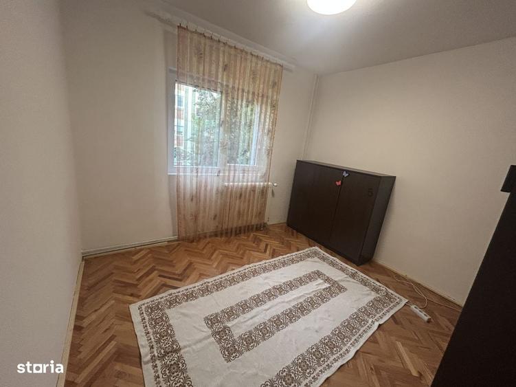 Apartament cu 3 camere semidecomandat în Aradului