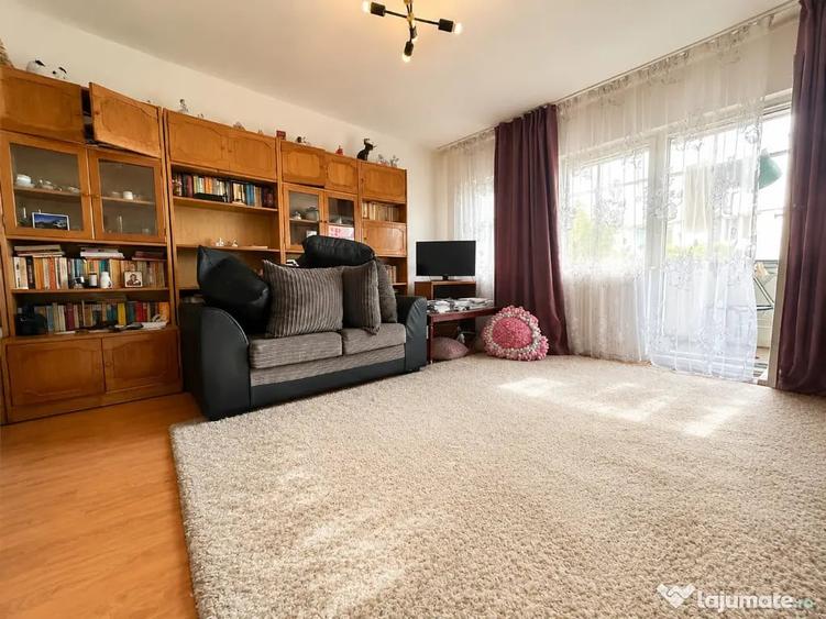 Apartament cu 3 camere decomandat în Noua