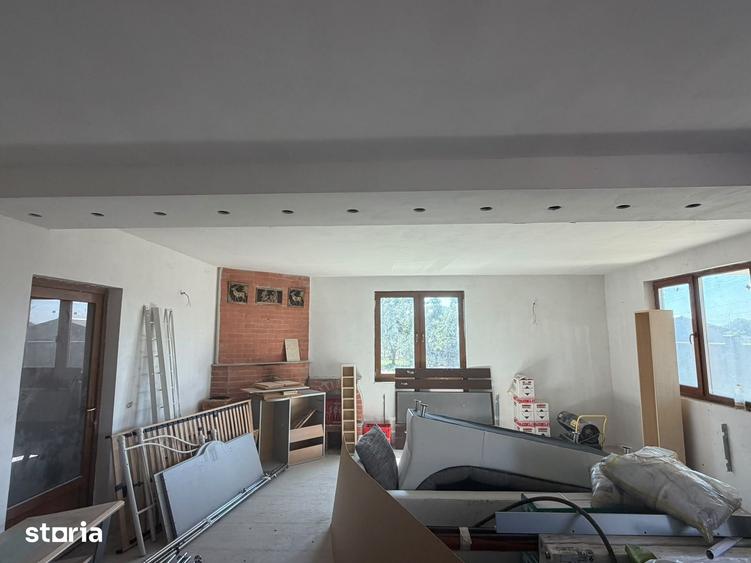 Casă cu 9 camere cu Teren 850 Mp în Brănișca