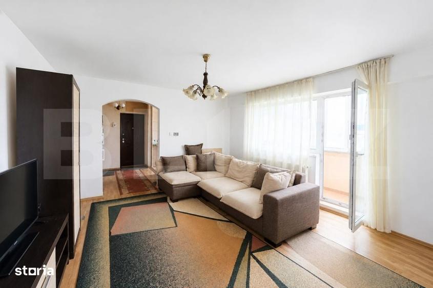 Apartament cu 3 camere semidecomandat în Independenței