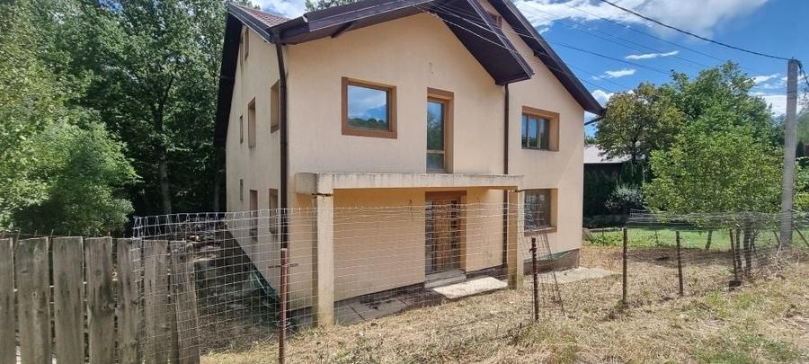 Casă cu 4 camere în Cercu