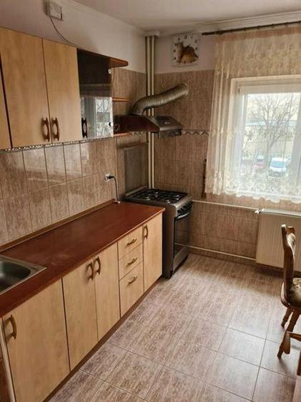 Apartament cu 3 camere decomandat, mobilat în Vitan