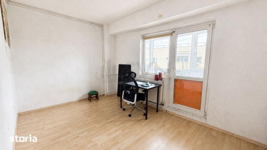 Apartament cu 4 camere decomandat în Tei