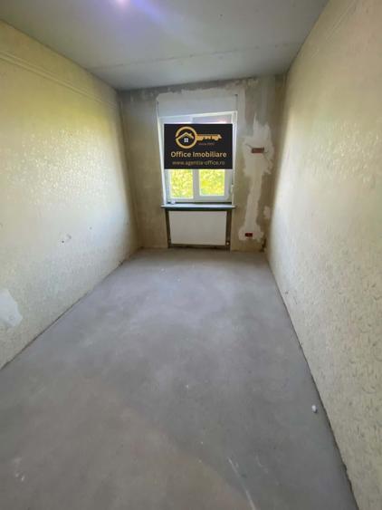 Apartament cu 3 camere semidecomandat în Săsar