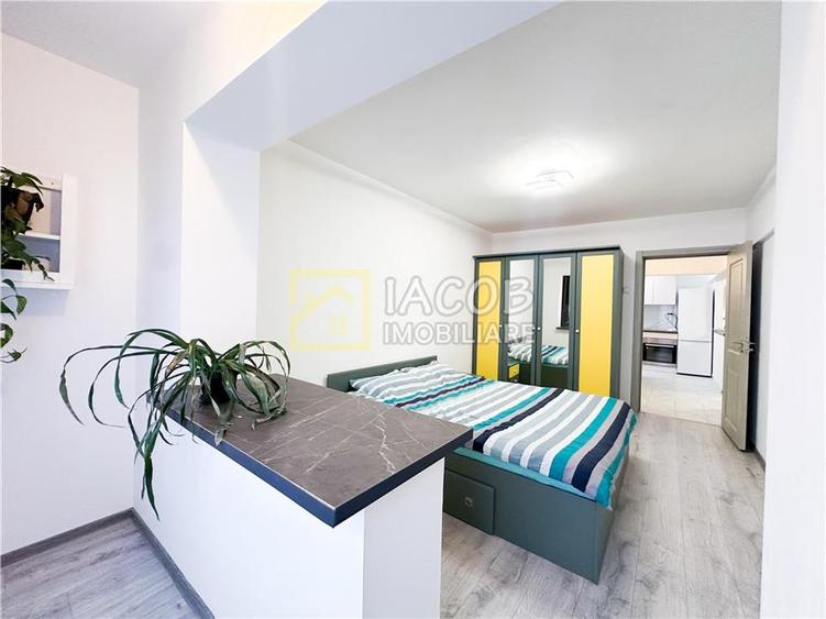 Apartament cu 3 camere semidecomandat în 9 Mai