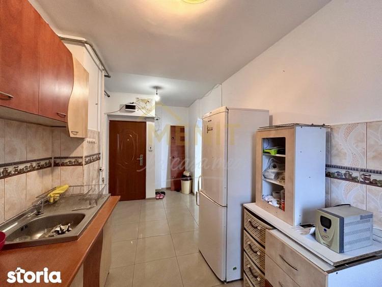 Apartament cu 3 camere semidecomandat, mobilat în Nord