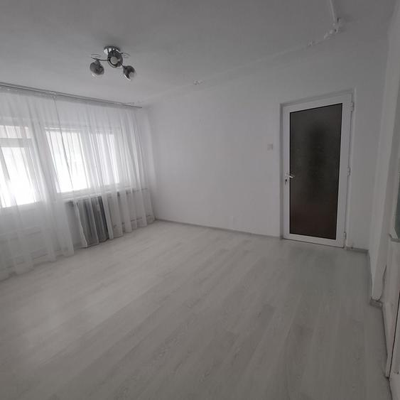 Apartament cu 3 camere semidecomandat în Crihala