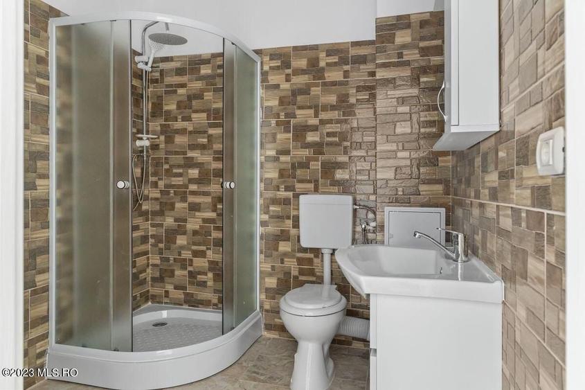 Apartament cu 4 camere semidecomandat în Fundeni