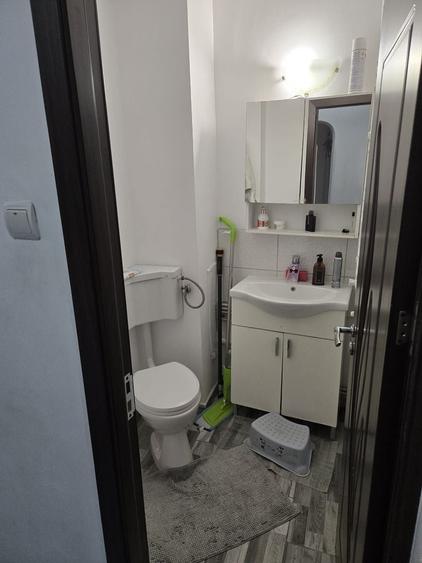 Apartament cu 3 camere semidecomandat, mobilat în Dristor