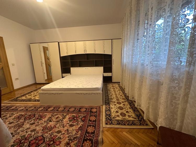 Apartament cu 3 camere, mobilat în Florilor