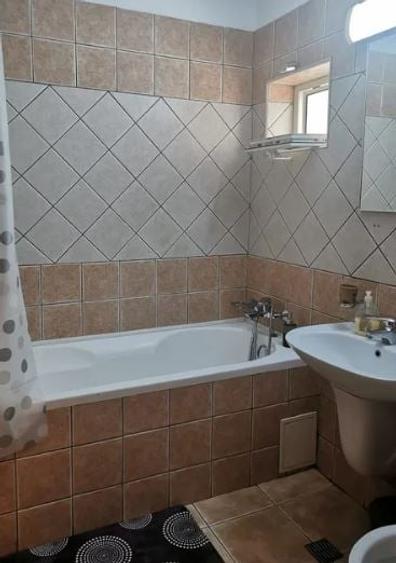 Apartament cu 3 camere semidecomandat, mobilat în Tineretului
