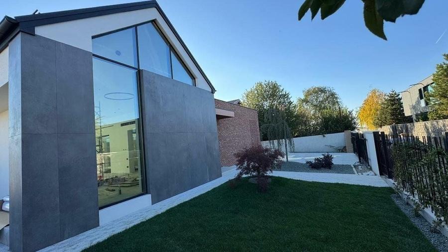 Casă individuală cu 4 camere cu Piscina în Est