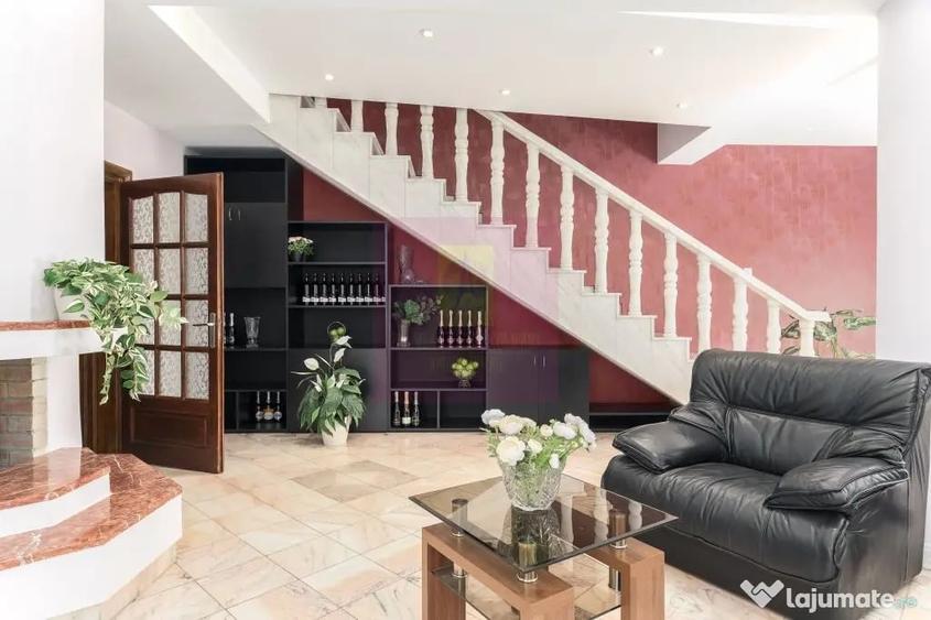Casă cu 7 camere cu Teren 510 Mp în Lacul Tei